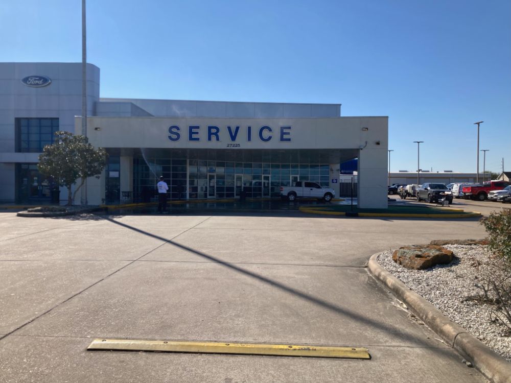 Dealership buildings walkways and window cleaning in rosenberg tx